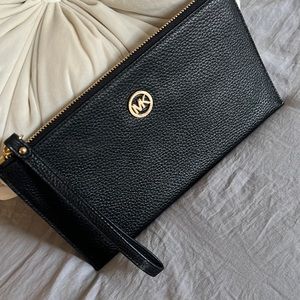 Leather black Michael Kors clutch